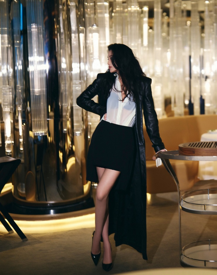 Cùng sự kiện, cô thay trang phục khác, kết hợp áo xuyên thấu với áo choàng da.