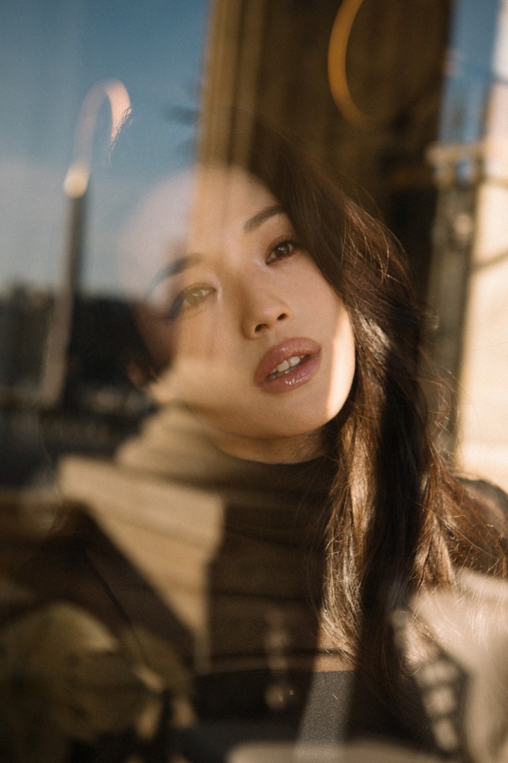 Diễn viên không lo ngại tuổi tác hay nếp nhăn. Trên trang Business Weekly, minh tinh nói sự trẻ trung hay già cỗi do tâm trí quyết định. Thay vì đếm số tuổi, cô nghĩ nhiều hơn về động lực làm việc, sự tự tin, bản thân có vui vẻ hay không.