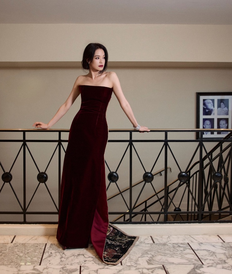 Người đẹp đóng phim 30 năm, nổi tiếng với nhiều phim như Người vận chuyển, Gác kiếm, Vợ tôi là gangster 3, Yêu, Three Times. Năm ngoái, Thư Kỳ đạo diễn phim Girl, được đề cử tranh giải Sư Tử Vàng - hạng mục quan trọng nhất Liên hoan phim Venice 2025, diễn ra từ ngày 27/8 đến ngày 9/9.