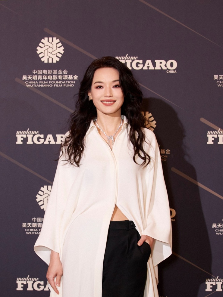 Tờ Vogue nhận xét Thư Kỳ toát cảm giác thư thái từ trong ra ngoài, làm người đối diện cảm thấy cô dường như đón nhận mọi thứ một cách thân thiện và cởi mở.