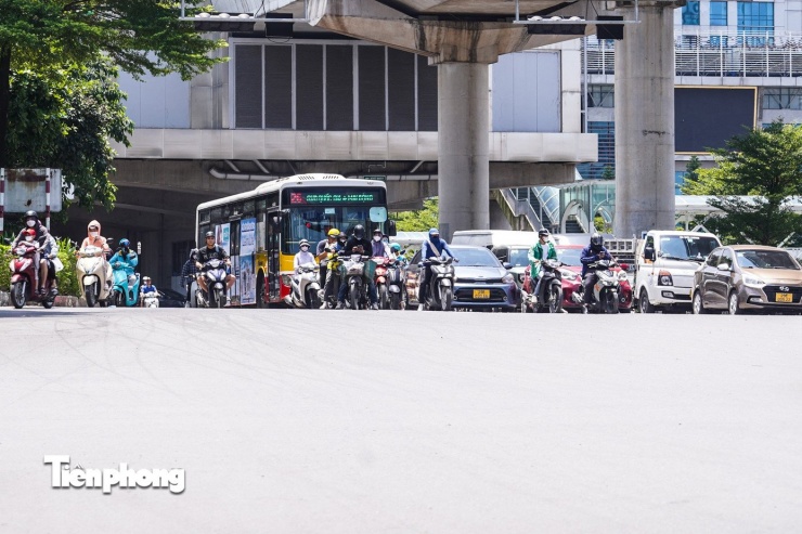 Hôm nay (3/8), nắng nóng gay gắt tiếp tục bao trùm diện rộng tại miền Bắc. Tại Hà Nội, nhiệt độ cao nhất phổ biến từ 36–38 độ C, một số nơi có thể vượt ngưỡng 38 độ.
