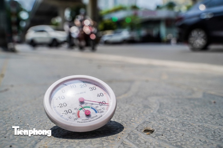 Nhiệt độ thực tế đo được trên mặt đường vượt ngưỡng 50 độ C, kèm theo cường độ ánh sáng gay gắt.