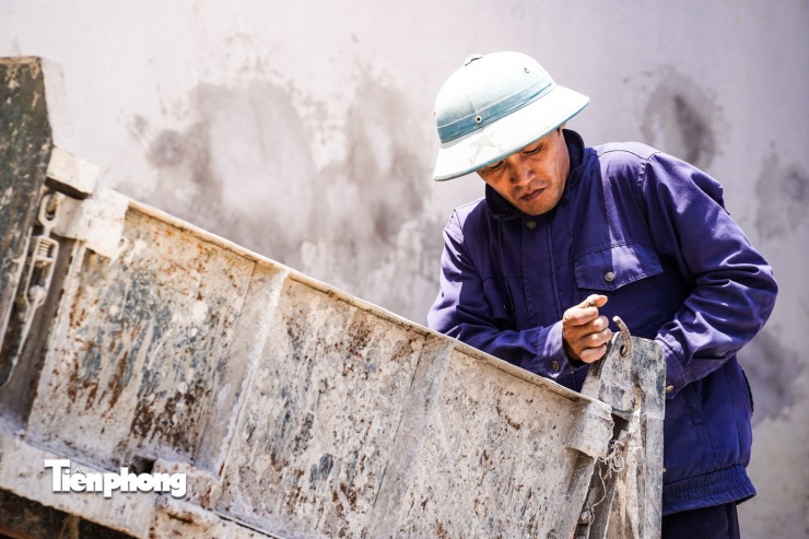 Những người làm việc ngoài trời chịu ảnh hưởng nhiều nhất của nắng nóng.