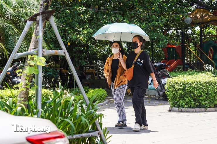 Người Hà Nội quay cuồng với nắng nóng gần 40 độ C - 10