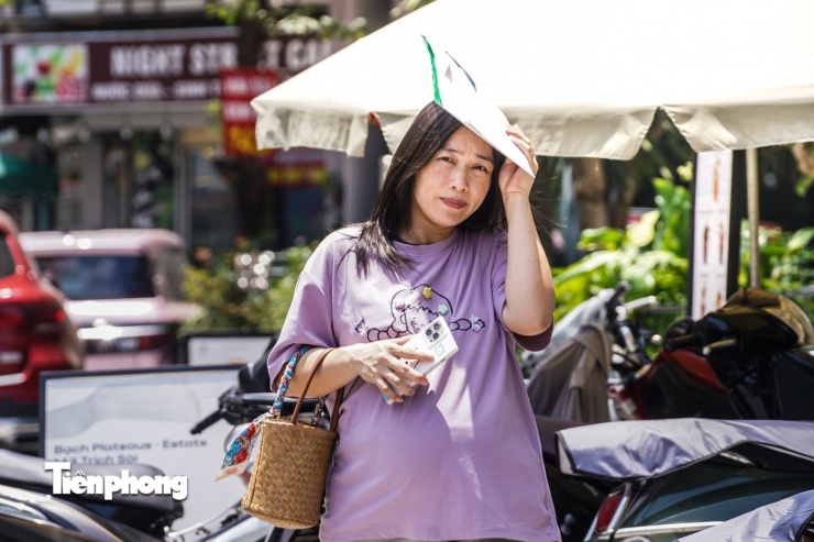 Người dân trùm kín từ đầu đến chân, tận dụng mọi vật dụng có thể để tránh nắng.