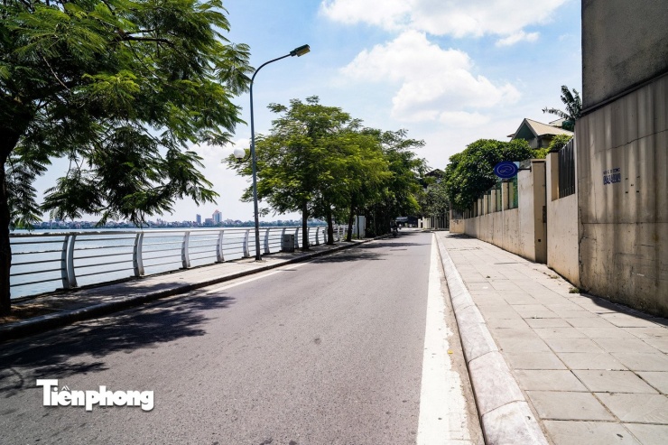 Đường ven hồ Tây vắng lặng, không một bóng người giữa trưa 12h.