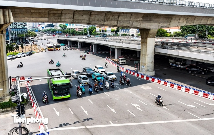 Theo Trung tâm Dự báo Khí tượng Thủy văn Quốc gia, từ ngày mai (4/8), Hà Nội dự kiến sẽ giảm nhẹ mức độ nắng nóng. Tuy nhiên, trời vẫn còn oi bức vào ban ngày với nhiệt độ cao nhất phổ biến từ 35–36 độ C.