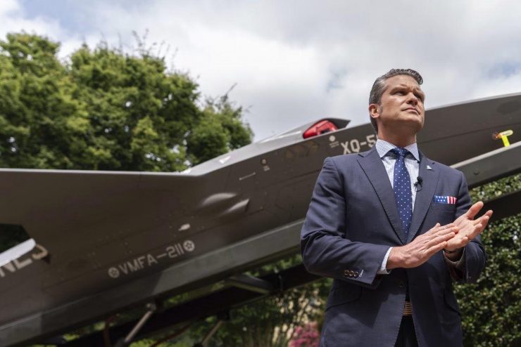 Ông Pete Hegseth đổ lỗi cho các quan chức cấp cao của Lầu Năm Góc về việc rò rỉ thông tin cho giới truyền thông. Ảnh: AP.