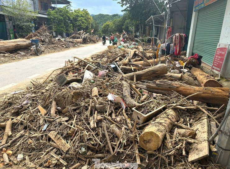 10 ngày sau trận lũ lịch sử xảy ra tại các xã miền núi tỉnh Nghệ An, cảnh tượng ngổn ngang với hàng trăm cây gỗ khủng, củi rác từ trận lũ vẫn còn hiện hữu dọc tuyến quốc lộ 7.