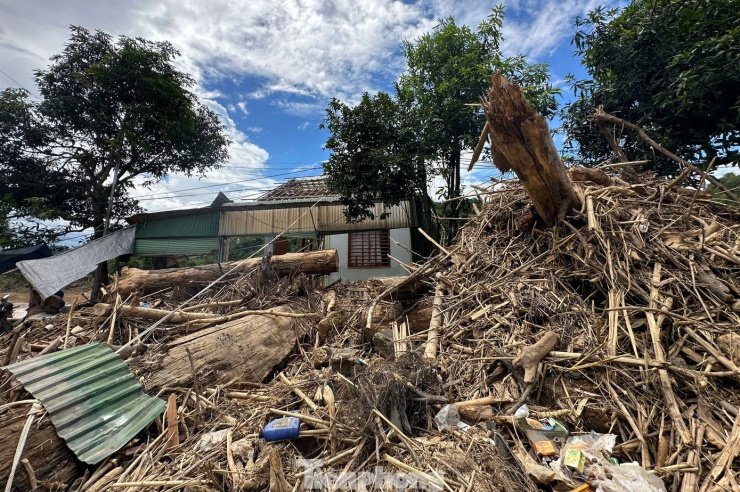 Lũ rút, gỗ, củi mắc kẹt lại trên đường, chắn hết lối đi. Những ngày qua, các lực lượng chức năng liên tục sử dụng máy móc để dọn dẹp, mở đường giao thông.