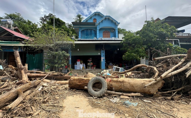 Tuy nhiên lượng củi, gỗ ngổn ngang chưa thể giải phóng hết.