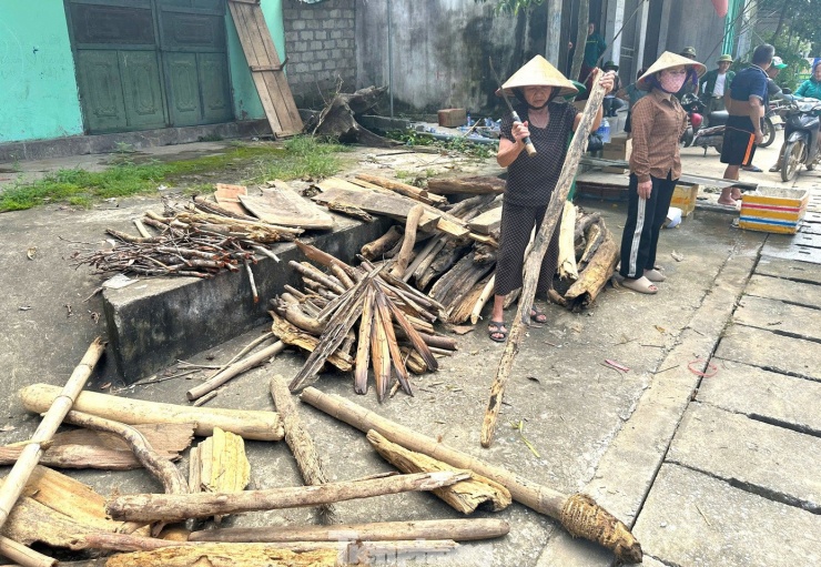 Những người già tranh thủ chặt củi về nhà cất để làm chất đốt