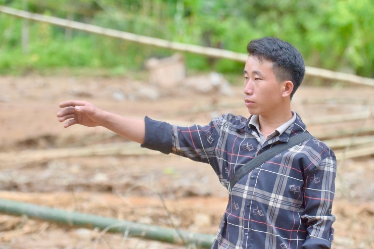 Trưởng bản Mùa A Thi vẫn chưa hết bàng hoàng khi nhắc về khoảnh khắc cơn lũ đi qua.