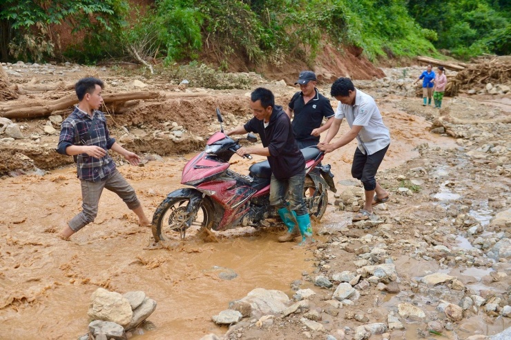 Xe máy - phương tiện quen thuộc ở vùng cao giờ chỉ có thể dắt bộ vì không còn đường để đi.