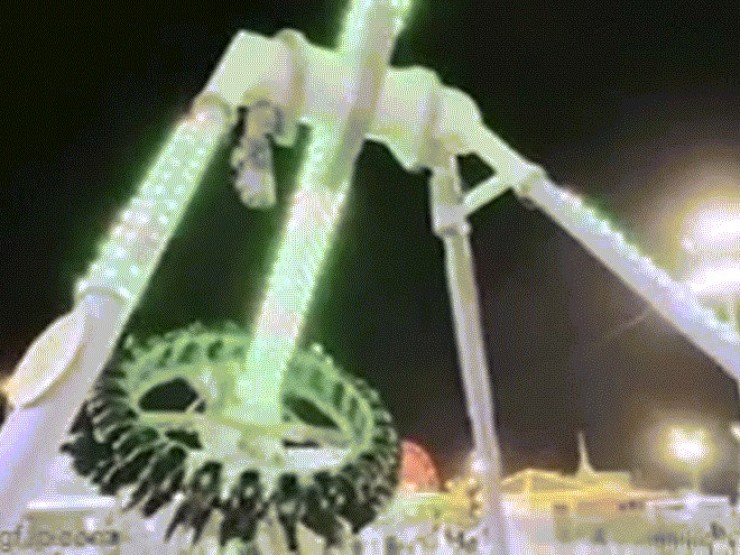 Đu quay 360 độ gãy đôi khiến 23 người bị thương