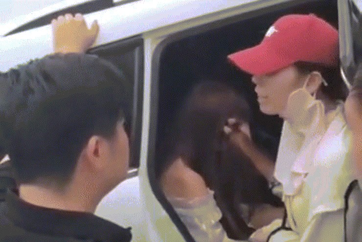 Vợ chở con đi mua đồ phát hiện chồng ngoại tình, đánh ghen ngay giữa phố