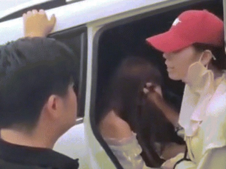 Vợ chở con đi mua đồ phát hiện chồng ngoại tình, đánh ghen ngay giữa phố