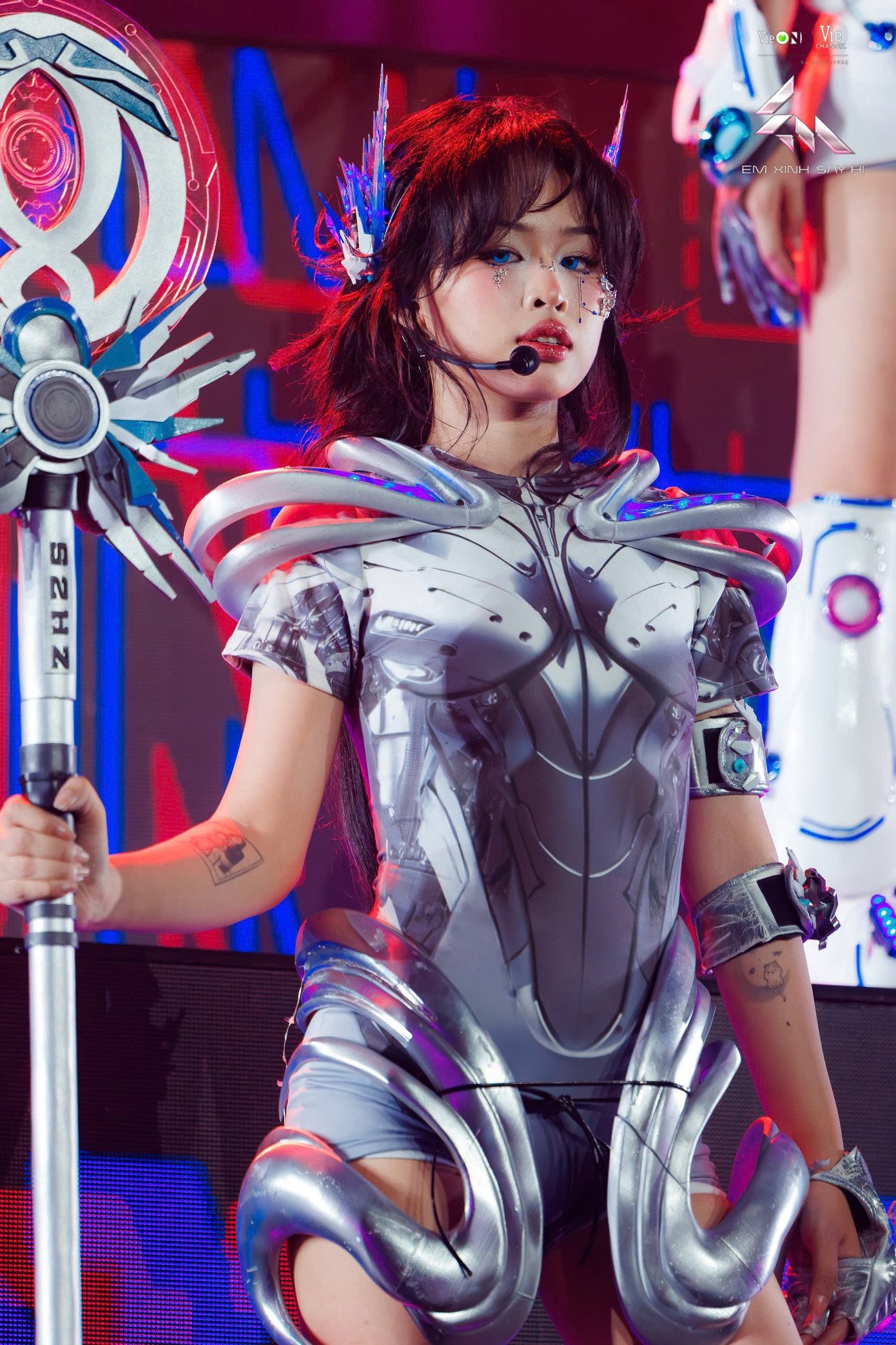 Em xinh Bích Phương trắng tay - 1