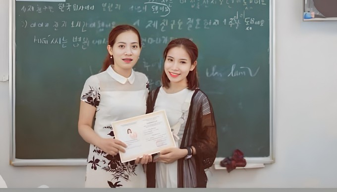 Thanh Tâm (phải) nhận chứng chỉ sơ cấp tiếng Hàn, năm 2018. Ảnh nhân vật cung cấp