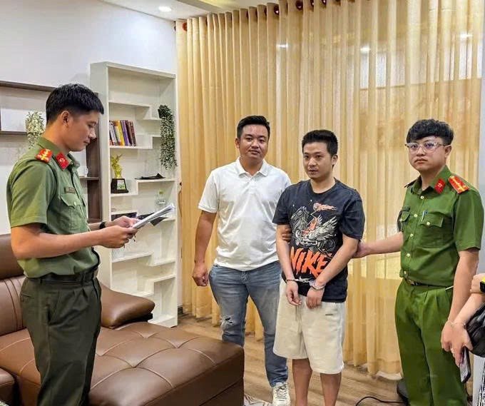 Công an tỉnh Khánh Hoà đọc lệnh bắt giữ đối với Huang Yue. Ảnh: CACC.