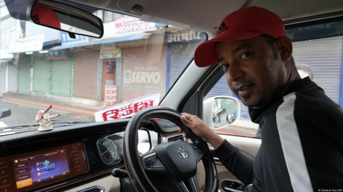 Sabin Kumar Chettri, tài xế taxi ở Thủ đô Kathmandu, Nepal bán chiếc xe xăng gắn bó gần một thập kỷ để chuyển sang xe điện (EV). Ảnh: Diwakar Rai/DW