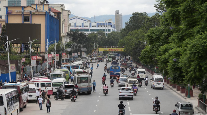 Ngày càng nhiều xe ôtô điện xuất hiện trên đường phố Nepal. Ảnh: Diwakar Rai/DW