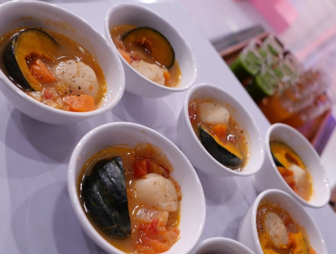 Để đảm bảo dinh dưỡng, Shuling thêm sò điệp vào món canh rau, giúp tăng hương vị, tăng cảm giác no.