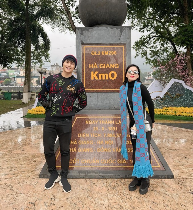 Lệ Quyên cùng bạn trai check in Km0 thành phố Hà Giang hồi đầu năm.