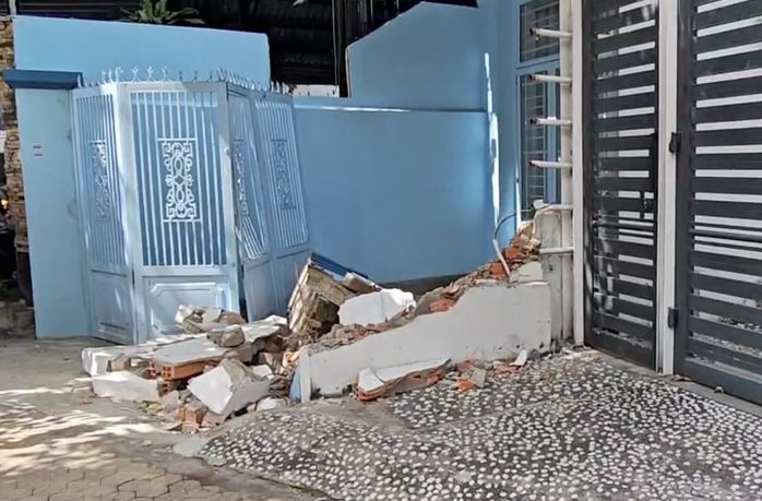 Cổng và tường 2 nhà dân bị sập, nay tài xế và chủ nhà đã thoả thuận việc đền bù.