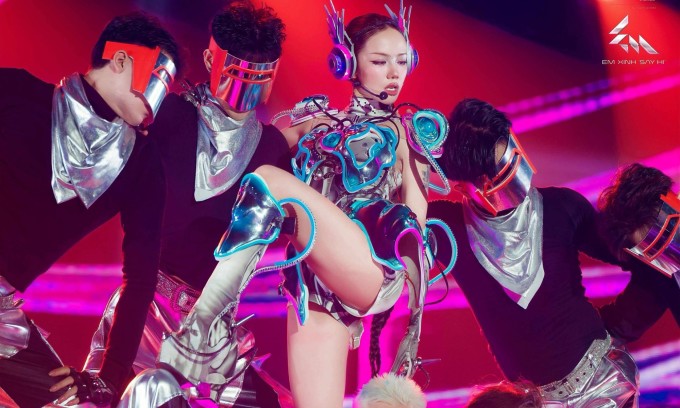 Phương Ly hóa thân chiến binh đến từ tương lai, mặc outfit 3.000 USD trình diễn.