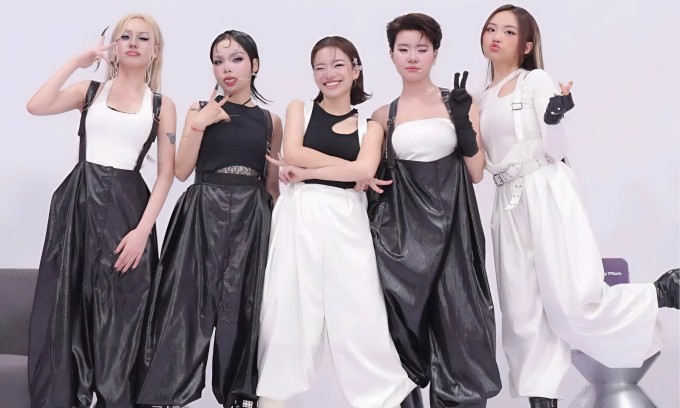 Saabirose, Liu Grace, Lâm Bảo Ngọc, Pháo và Phương Mỹ Chi (từ trái qua) mặc quần yếm ở đầu phần thi.