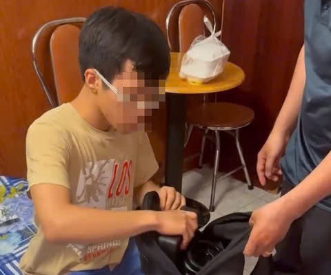 M. (18 tuổi) thời điểm được phát hiện trong khách sạn.