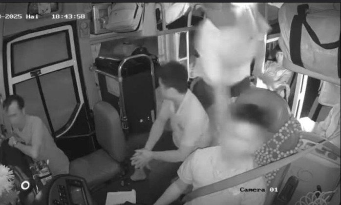 Hình ảnh người đàn ông lao vào tấn công tài xế khi xe đang chạy