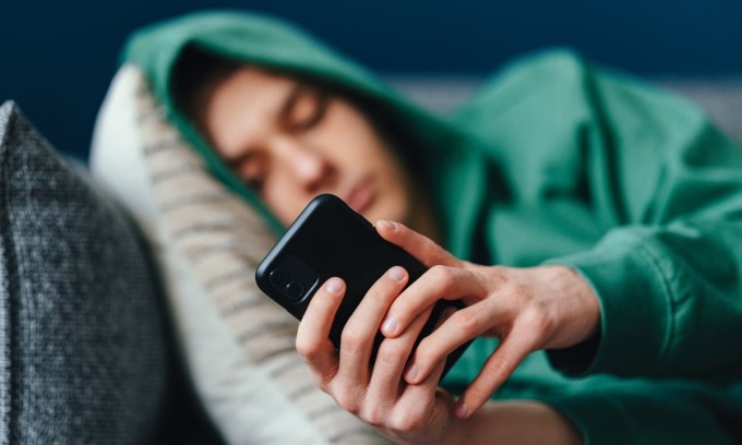 Thanh thiếu niên dành quá nhiều thời gian xem điện thoại mỗi ngày, không đạt mức vận động thể chất tối thiểu. Ảnh minh họa