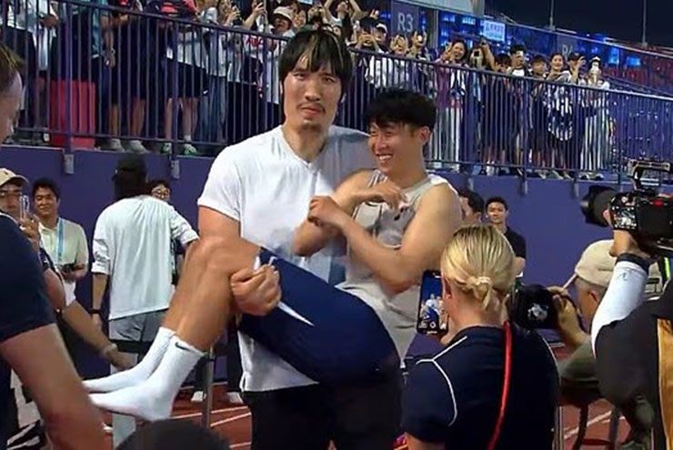 Son Heung Min cười bẽn lẽn khi được Choi Hongman bế