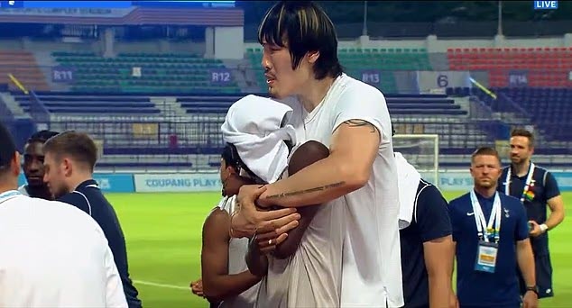 Choi Hongman vui vẻ cùng Pape Sarr