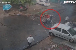 Clip: Kinh hoàng cột điện đổ lên người đi xe máy, tia lửa bắn như pháo hoa
