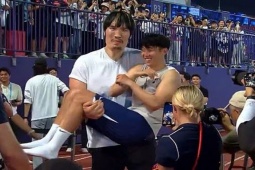 Bóng đá - &quot;Khổng lồ&quot; cao 2m18 bế Son Heung Min như bế em bé, là võ sỹ số 1 Hàn Quốc