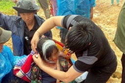 Một bé gái vỡ gan nặng sau trận lũ kinh hoàng lúc rạng sáng ở Điện Biên