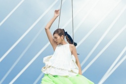 Thanh Hằng treo người trên không thị phạm cho thí sinh Vietnam ' s Next Top Model