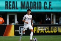 Guler tung cú sút ma thuật trên sân bóng rổ, fan Real Madrid trầm trồ