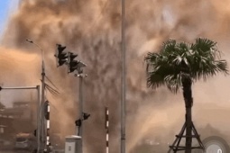 VIDEO: Cột nước bất ngờ  " phun trào như núi lửa "  từ đường ống nước