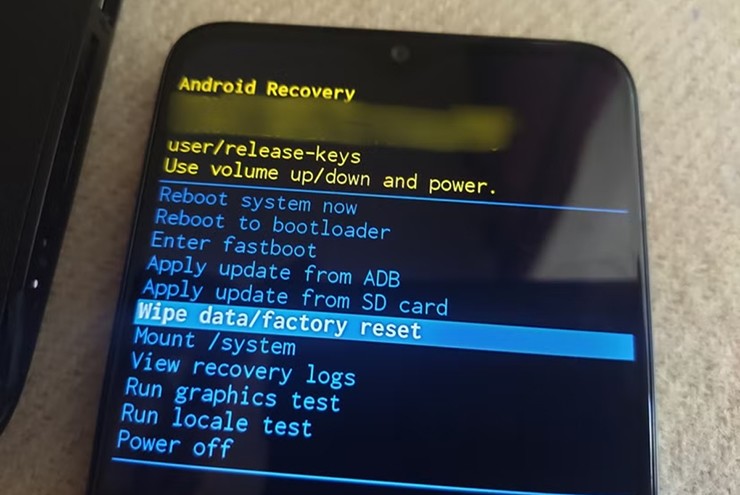 Hãy chọn Wipe cache partition để xóa phân vùng bộ nhớ đệm.