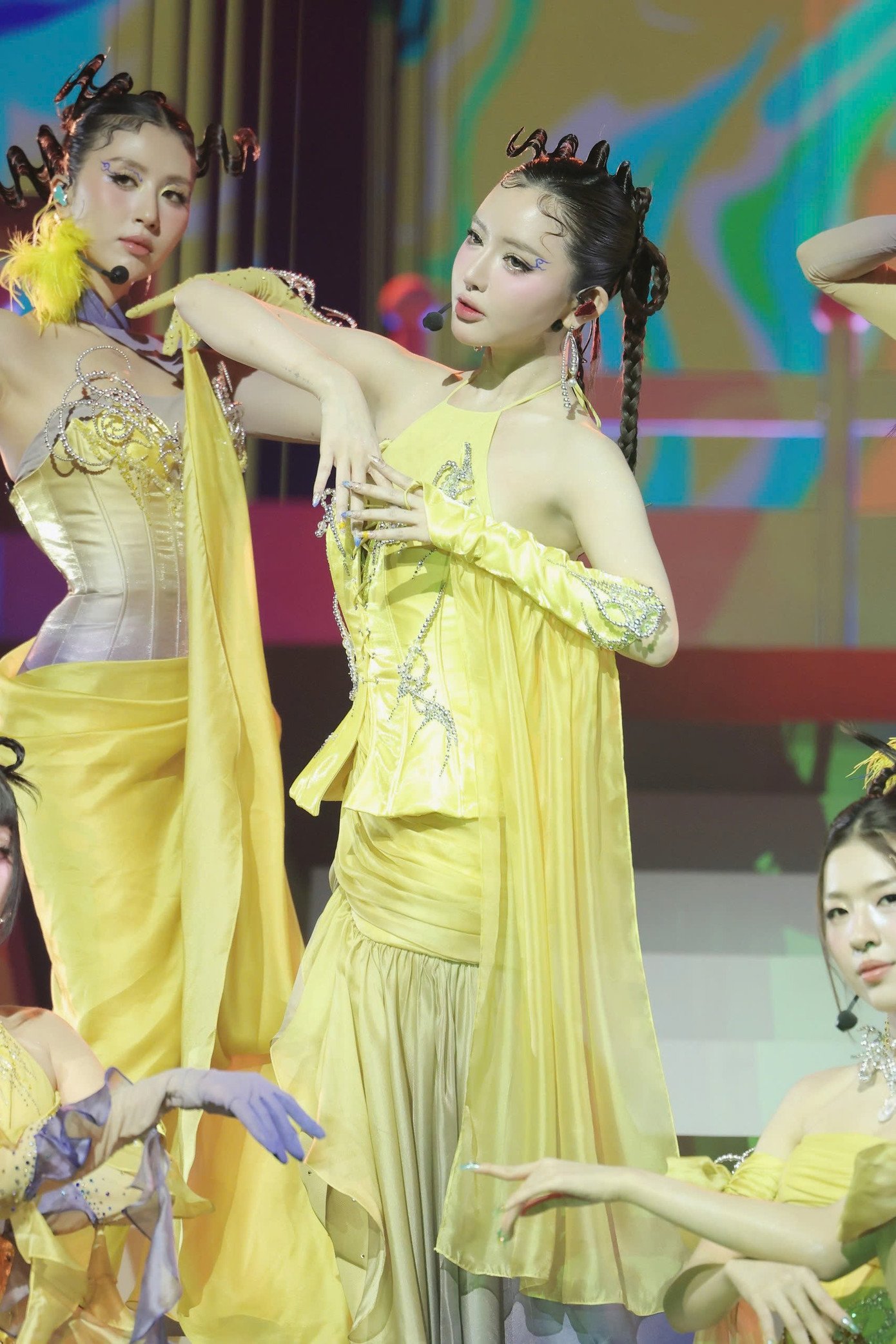 Phần trình diễn Bắc thang lên hỏi ông trời của đội Bích Phương.