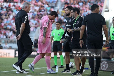 Sốc Messi chấn thương rời sân chỉ sau 11 phút, Inter Miami lo sốt vó