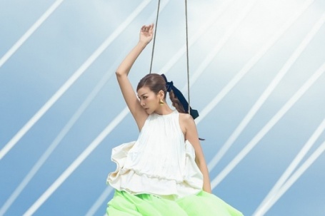 Thanh Hằng treo người trên không thị phạm cho thí sinh Vietnam's Next Top Model