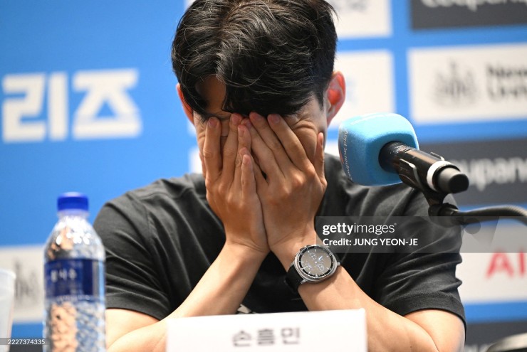 Son Heung Min bật khóc trong buổi họp báo chia tay CLB Tottenham