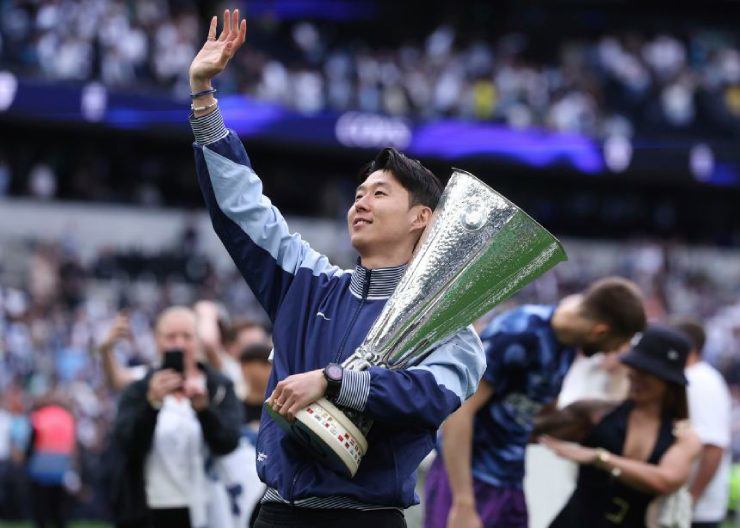 Son Heung Min chia tay CLB Tottenham trong niềm tự hào