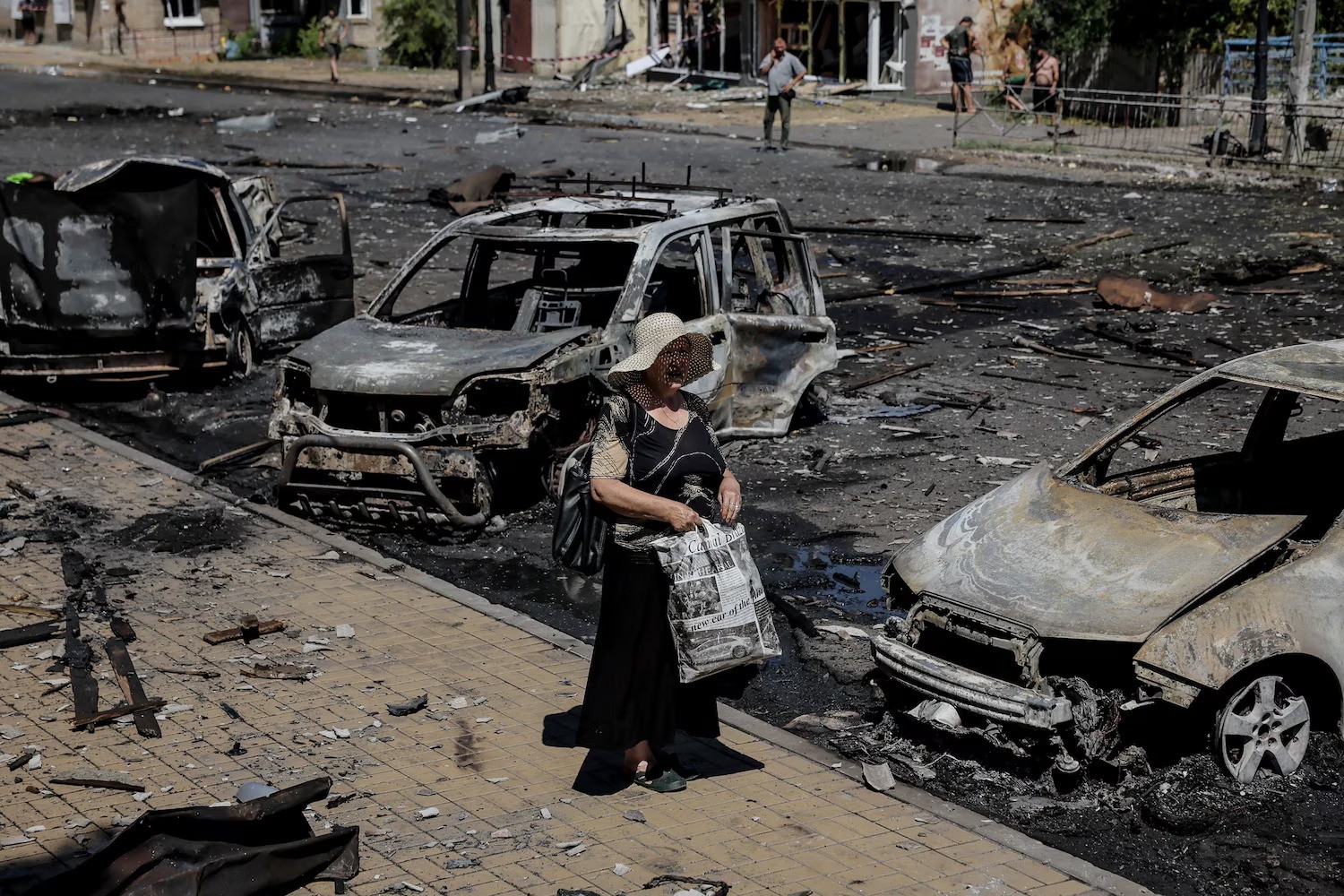 Nhiều ô tô bị hư hại trong một vụ UAV tập kích ở Ukraine (ảnh: Reuters)