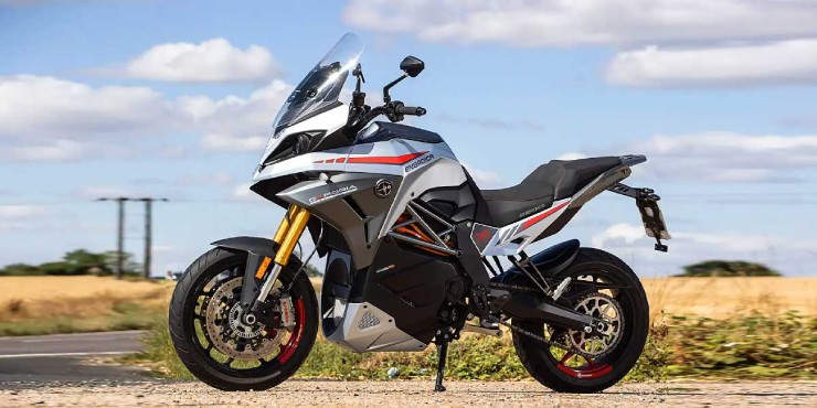 7. Energica Experia trang bị động cơ điện kết hợp hoàn hảo giữa hiệu suất và sự bền bỉ. Dòng xe này mang lại khả năng tăng tốc ấn tượng, thiết kế mượt mà, quãng đường đi đạt được lên tới 256 km/1 lần sạc, và vận tốc tối đa đạt 180 km/h.